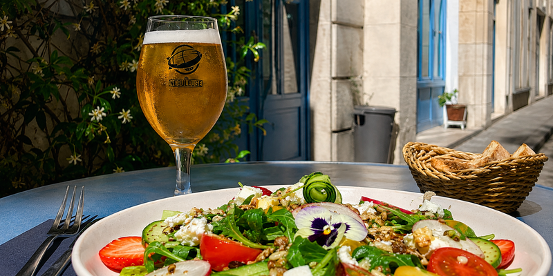 Un verre d'Alternative avec une salade composée