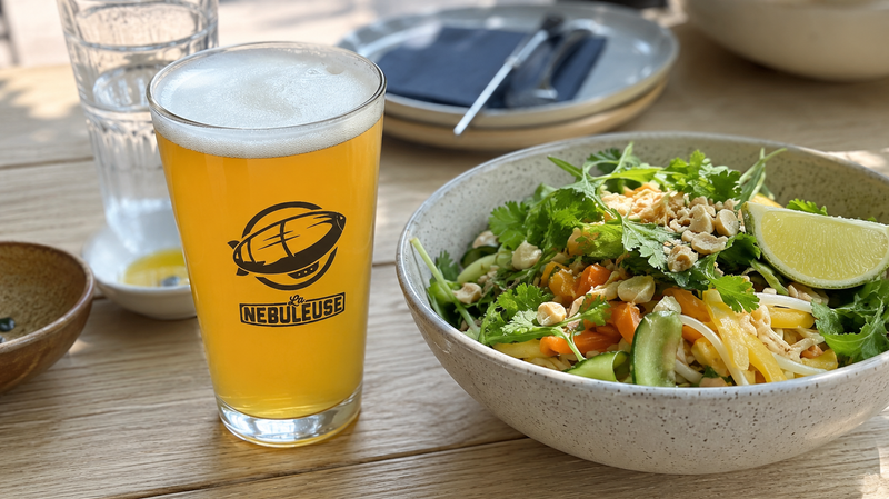 Un plat asiatique avec une bière.