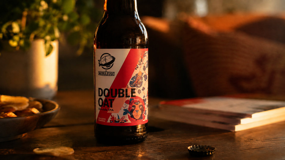 Une bouteille de Double Oat sur une table basse.
