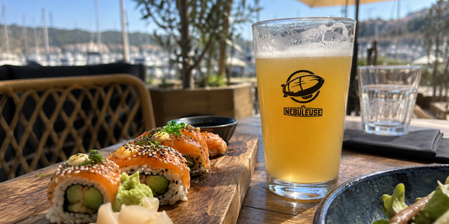 Un verre de Moonshine avec des sushis