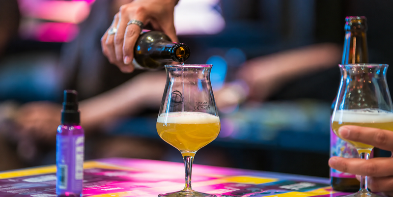Une Speakeasy qui est en train d'être servie