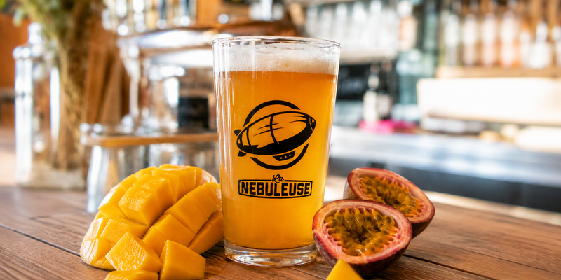 Un verre de Speakeasy avec de la mangue et du fruit de la passion